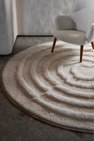  - Tapis Eupraxia - Fauteuil Mama Bear de Hans Wegner